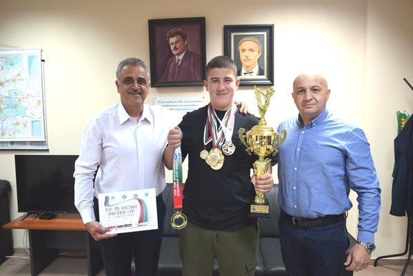 Златният медалист по кикбокс и муай тай Виктор Профиров с награда и от кмета на "Марица"