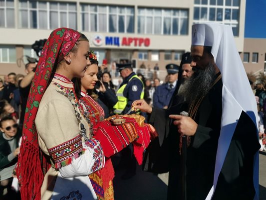 Хиляди жители на Гоце Делчев и региона се стекоха днес на централния площад, за да посрещнат патриарх Даниил.