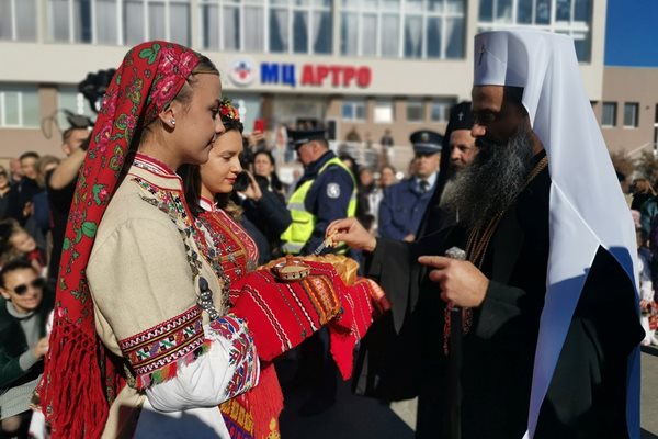 Хиляди жители на Гоце Делчев и региона се стекоха днес на централния площад, за да посрещнат патриарх Даниил.