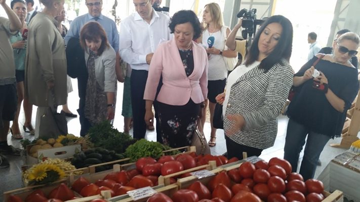Три министърки: Зорница Русинова, Ивелина Василева и Лиляна Павлова разглеждат фермерския пазар в Бургас, организиран от в. "Български фермер"