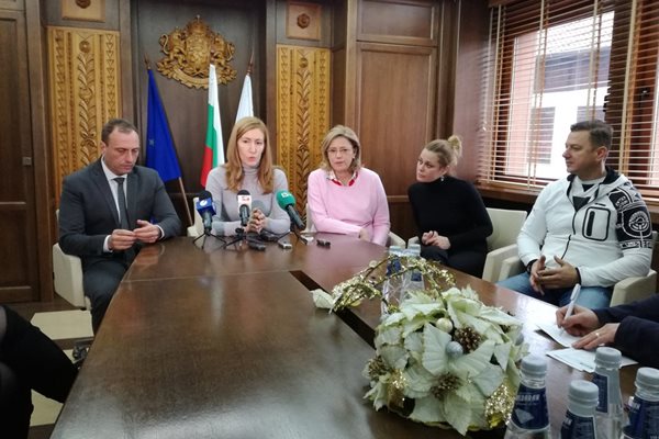 Министърът на туризма Николина Ангелкова, еврокомисарят Корина Крецу и кметът на Банско Георги Икономов подкрепят решението на кабинета