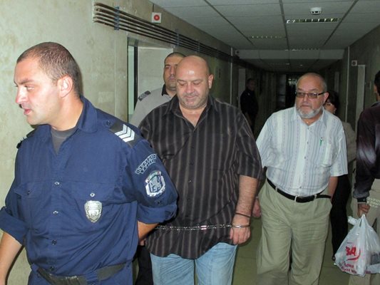 Янко Попов-Туцо първо поиска да прекъснат наказанието му заради проблеми със здравето, но прокуратурата отказа. После съдът отхвърли молбата му за предсрочно освобождаване с мотива, че той още не се е превъзпитал.