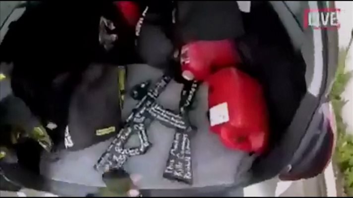 Багажникът на автомобила е пълен с оръжия