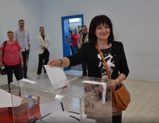 Цвета Караянчева  гласува малко след 12 часа на обяд в секция 135 в кърджалийското училище "П. Р. Славейков" СНИМКА: Ненко Станев