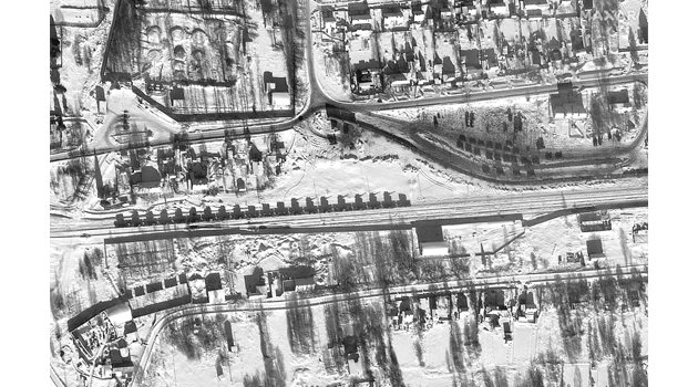 Това сателитно изображение показва военната техника, натоварена на платформи, тя минава през железопътен парк в Елня, Русия.
Снимки: Ройтерс