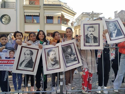 Пловдивски ученици ученици издигнаха портретите на народните будители, с които ще участват в шествието.