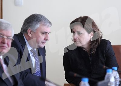 Вицепремиерите Ивайло Калфин и Румяна Бъчварова са обсъдили предложенията за въвеждане на пенсионна възраст. Разговори е имало и с военните.