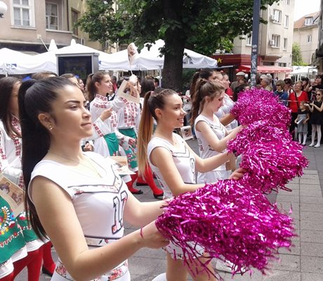 Момичетата от Търговската гимназия бяха сред най-аплодираните на шествието в Бургас.