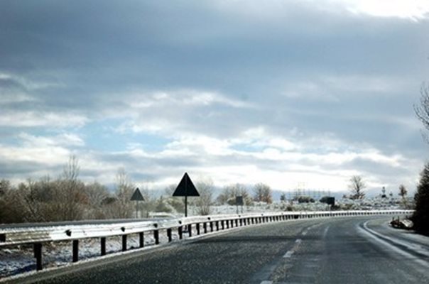 Сняг вали на прохода „Шипка”, пътните настилки са мокри и обработени. СНИМКА: Pixabay