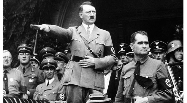 След като евакуира всичките си приближени, Хитлер най-вероятно е излетял с последния самолет от Берлин. 