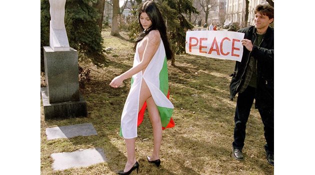 КАУЗА: Таня Карабелова протестираше срещу войната в Ирак гола, а апетитните й форми бяха увити в трикольора.