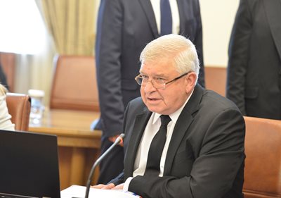 Финансовият министър Кирил Ананиев заяви във вторник, че България изготвя национален план със стъпките за приемане на еврото от 2024 г.