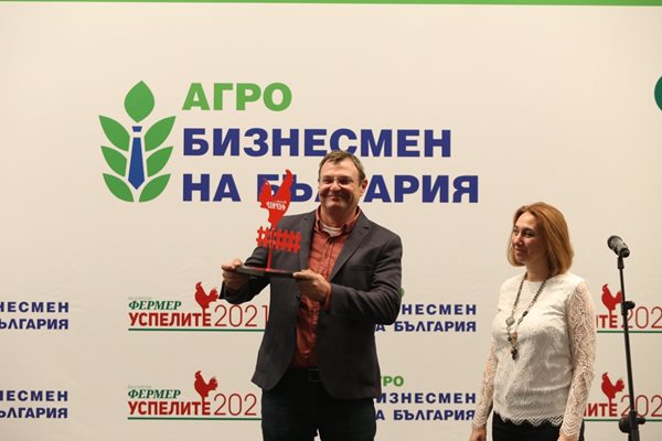 Отличието "Агроиноватор"за компанията ОНДО получи Свилен Младенов. Връчи му го Красимира Иванова - маркетинг мениджър на БАСФ "Решения в земеделието"
