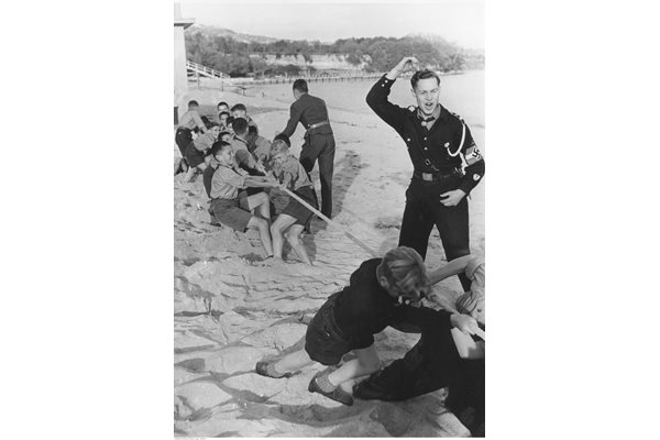 Момчета от секцията на "Бранник" във Варна и техни германски връстници, изпратени в България, за да бъдат предпазени от съюзническите бомбардировки. През юни 1943 г. те спортуват на морския бряг пред погледите на своите отрядни ръководители.