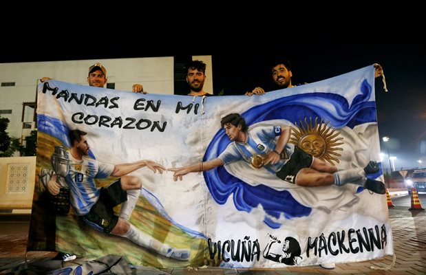Аржентински фенове показват транспарант с образите на покойния Диего Марадона и Лионел Меси.