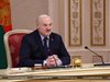 Лукашенко се появи с превръзка на ръката след няколкодневно отсъствие и слухове, че е много болен