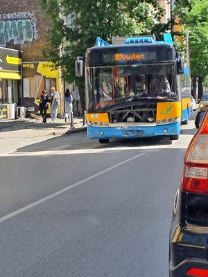 Тролей и лека кола се сблъскаха в София 
Снимка: 24 часа