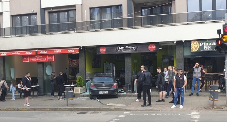 Кола се заби във витрина на заведение за бързо хранене в Студентски град
СНИМКА: Facebook/Plamen Parnarov