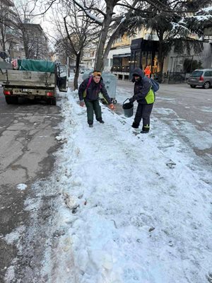 90 тона сол разхвърлени срещу леда по улиците в Благоевград.