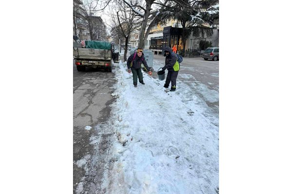 90 тона сол разхвърлени срещу леда по улиците в Благоевград.