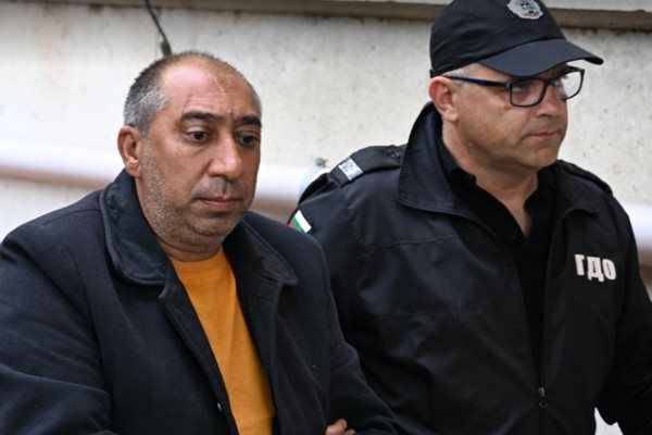 Остават в ареста четиримата, обвинени за ремонтни измами във Варна Снимки: Орлин Цанев