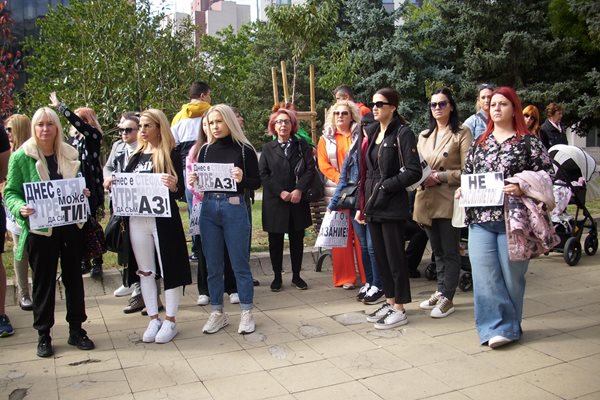 Протест в защита на пребитата Стефка Терзийска. СНИМКА: Тони Маскръчка