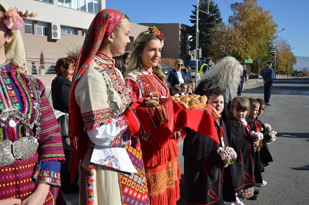 Хиляди жители на Гоце Делчев и региона се стекоха днес на централния площад, за да посрещнат патриарх Даниил.