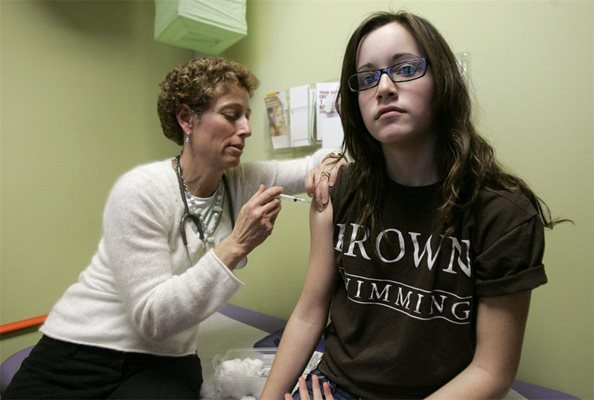 Лекарка слага ваксина срещу  човешкия  папилома  вирус на 14-годишна тийнейджърка  в Далас, щата Тексас.