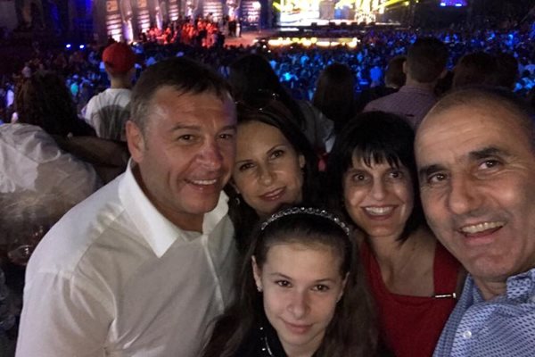 Цветан Цветанов със съпругата си Деси, кметът на Благоевград с жена му и малката дъщеря.