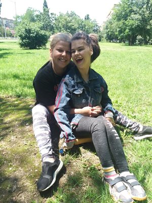 Ина Маринова с дъщеря си Виктория. Момиченцето, което е на 16 години, е с детска церебрална парализа, епилепсия и слепота.  СНИМКА: ЛИЧЕН АРХИВ