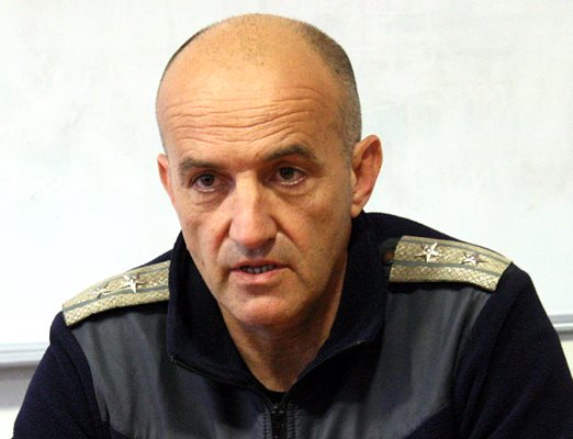 15 пожарникари се бориха със замърсяването цяла нощ, каза Димитър Бришимов. 