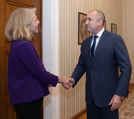 Президентът Румен Радев проведе среща с помощник държавния секретар на САЩ по европейските и евразийските въпроси Карън Донфрид. Снимки прессекретариат на държавния глава