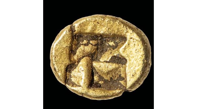 АНТИКА: Най-старата монета, намерена в България. Археолози смятат, че е изобразена глава на лъв. От другата страна се предполага, че е изобразена свастика, която в миналото била символ на щастие.