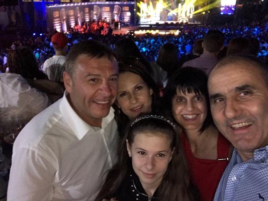 Цветан Цветанов със съпругата си Деси, кметът на Благоевград с жена му и малката дъщеря.