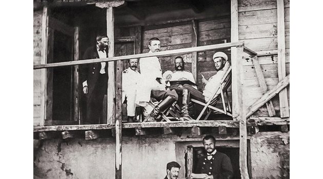 Александър Батенберг (в средата) с други офицери по време на Освободителната война.