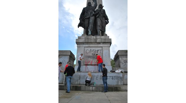 Млади социалисти почистват паметника на Братската могила