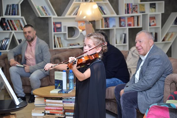 7-годишната цигуларка Катерина Михайлова, която откри премиерата
