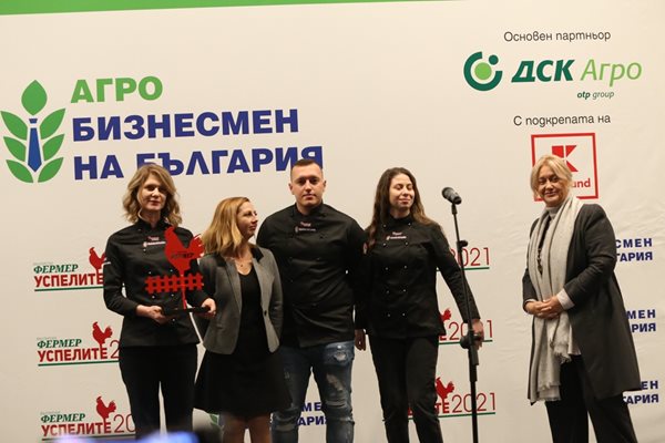 Представителите на биоферма "Розино" със собственичката Албина Ясинская - с отличието, което им връчи Венелина Гочева, издател на "24часа" и "Български фермер"