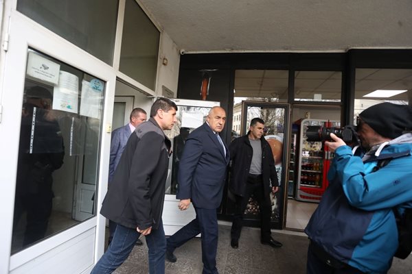Бойко Борисов излиза от прокуратурата. Снимки НИКОЛАЙ ЛИТОВ
