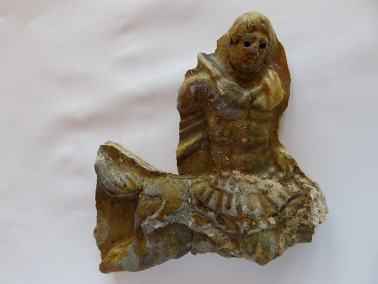 Изображение на тракийски конник, открит при разкопките на форума на Хераклея Синтика