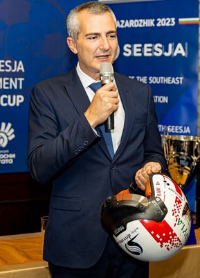 Ο υπουργός Dimitar Iliev παρουσιάζει το πρωταθλητικό του κράνος για την αθλητική έκθεση, η οποία έχει στόχο να εμπνεύσει τους εφήβους.