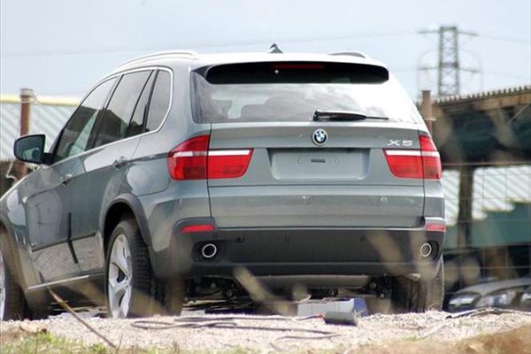 5 чисто нови BMW-та X5 са отмъкнали апашите, вчера в склада на фирмата вносител имаше още няколко от луксозните джипове.
