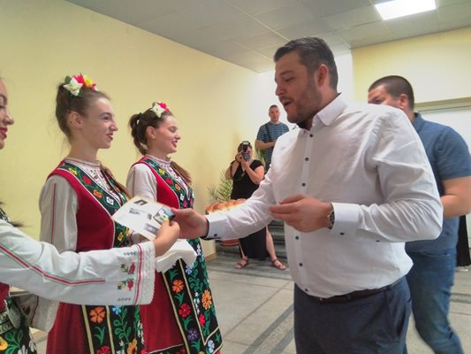 Кметът Павел Михайлов и съветниците бяха посрещнати с хляб и сол в читалището в Цалапица, където заседава ОбС. 