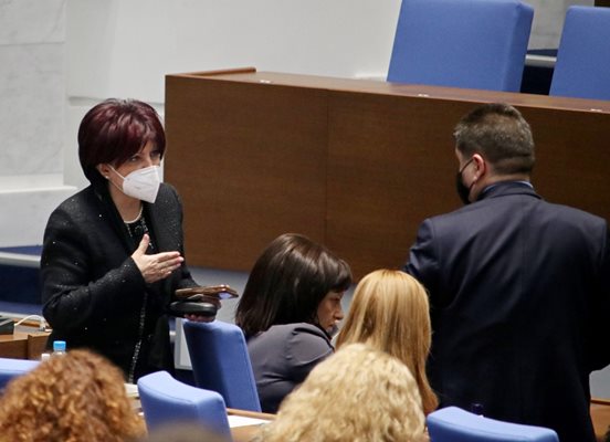 Парламентарната шефка Цвета Караянчева защити промените в Кодекса на труда с пример от личния си живот.
