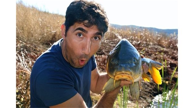 СТРАСТ: Башар не изпуска шанс да се наслади на любимото си хоби риболова.

