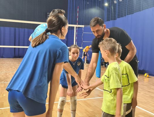Цветан Соколов и 7-годишните му синове - близнаците Никола и Виктор, се поздравяват със съотборниците си след първия им изигран гейм заедно. 