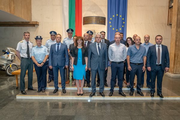 Бойко Рашков с наградените полицаи