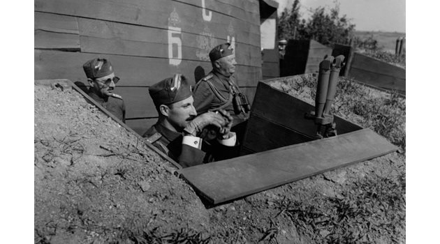 Царят и брат му - княз Кирил (на заден план), на наблюдателен пункт по време на военни маневри през 1930 г.
СНИМКИ: ГЕТИ ИМИДЖИС