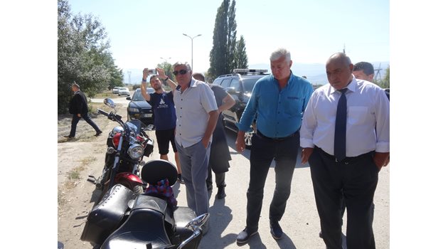 Борисов се спря до мощните мотори на кмета на Пловдив Иван Тотев, на депутата от ГЕРБ Атанас Ташков и на шефа на "Чистота" Иван Стоянов. Те са с марката "Ямаха" и често тримата обичат да пътуват в страната с тях.