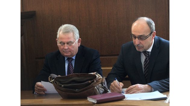 Ген. Кирчо Киров и адвокатът му Димитър Вълчев (вдясно)  ще обжалват  присъдата.